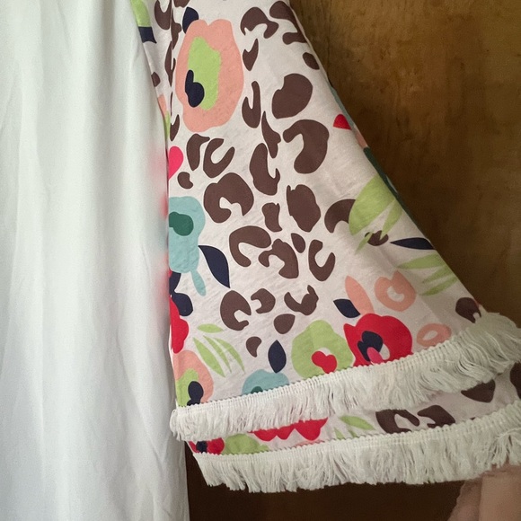 Pretty white top with colorful flowered short layered sleeves. With fringe - Picture 2 of 4